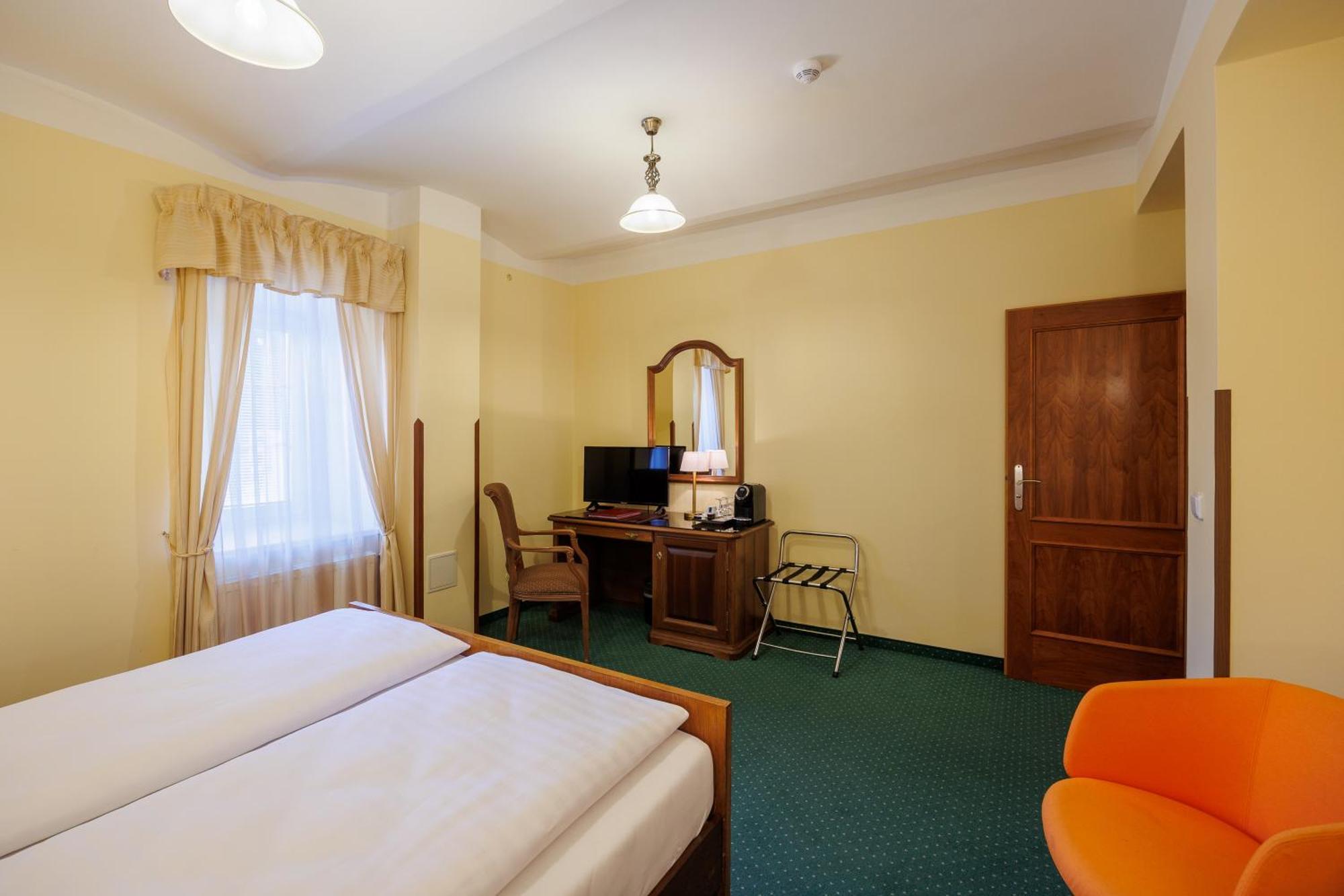 Hotel U Zamecku Cihelny Karlovy Vary Exterior photo